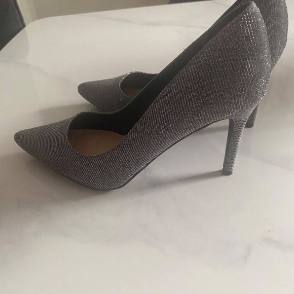 Le Chateau silver shimmery stiletto’s size 8 - Picture 3 of 5